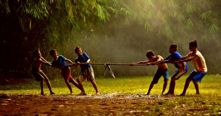 Anak-anak bermain permainan tradisional